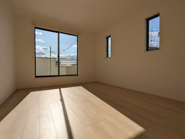 水戸市内原町984番の洋室|バルコニーに面したお部屋は照明を点ける時間が少なくて済むので省エネに繋がります。収納も豊富♪（同施工物件）