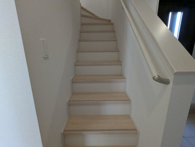 水戸市内原町984番の収納|衣類だけでなく、小物も上の棚に収納できて大変便利です！（同施工物件）