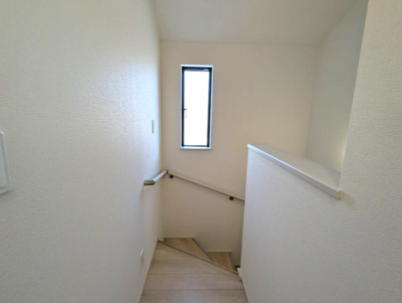 水戸市内原町984番のバルコニー|暖かな日差しのふりそそぐ広々ワイドバルコニー、たくさんの洗濯物が干せます～（同施工物件）