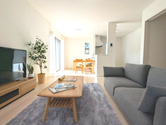 水戸市内原町984番の収納|玄関スペースもゆったりしており、シューズボックスは家族みんなの靴が収納できて、すっきりしますね！（同施工物件）