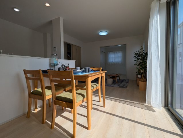 水戸市内原町984番の居間・リビング|１日の長い時間を過ごすリビング自然と家族が集まる空間！家族団らんの時間を優しく見守るリビング～♪♪（同施工物件）