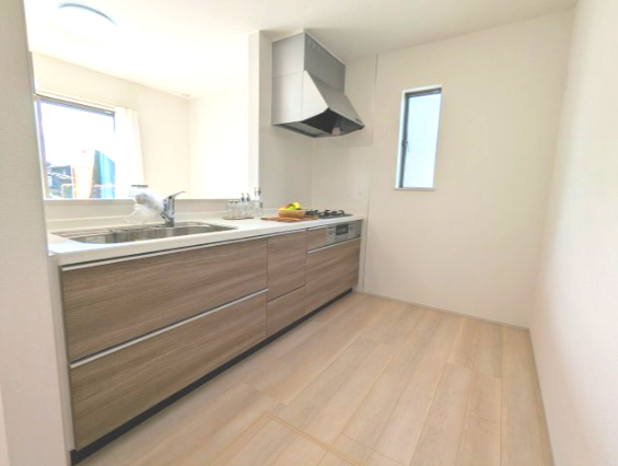 水戸市内原町984番のキッチン|カウンターキッチンで動線が非常に効率的でスムーズな作業ができ魅力的です。（同施工物件）