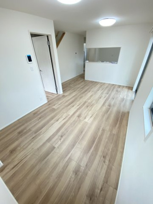 【居間・リビング】 | 新大久保5号館 | ゆったり14.5帖のリビングです。電動シャッター付き