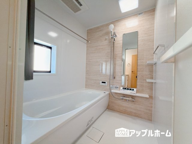 【新築住宅】羽生市中岩瀬 全3棟の浴室|窓付きのバスルームは、採光もあり明るく気持ちの良い空間です。窓があることで、換気環境も良好。掃除もスムーズに出来ます