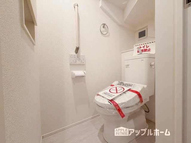 【新築住宅】羽生市中岩瀬 全3棟のトイレ|白を基調とした清潔感のある明るい空間。温水洗浄便座付きで、毎日快適・清潔に使用できます。操作しやすい壁面リモコンを採用しています。