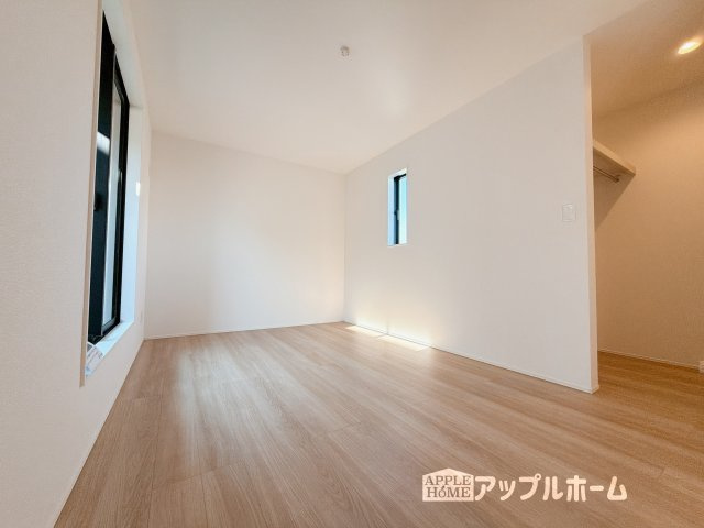 【新築住宅】羽生市中岩瀬 全3棟の洋室|２階居室は全室収納あり！たっぷりある収納活用でお部屋もキレイを保てます♪