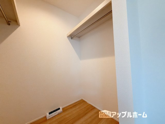 【新築住宅】羽生市中岩瀬 全3棟の収納|お洋服を大切にされる方に大変喜ばれる、ウォークインクローゼット。お洋服以外にも掃除機やスーツケースなどを一箇所に集約できるのは魅力ですね！扉が一箇所ですので、お部屋の見た目にもスッキリ！