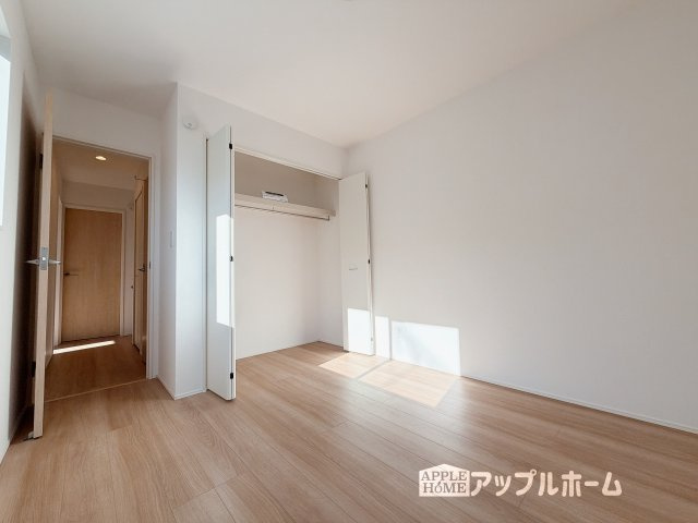 【新築住宅】羽生市中岩瀬 全3棟の洋室|２階居室は全室収納あり！たっぷりある収納活用でお部屋もキレイを保てます♪