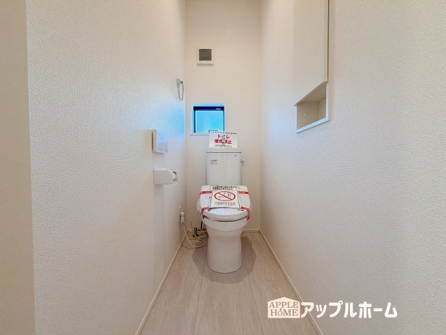 【新築住宅】羽生市中岩瀬 全3棟のトイレ|白を基調とした清潔感のある明るい空間。温水洗浄便座付きで、毎日快適・清潔に使用できます。操作しやすい壁面リモコンを採用しています。