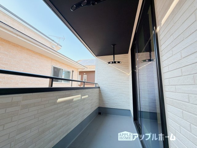 【新築住宅】羽生市中岩瀬 全3棟のバルコニー|家族分の洗濯物もしっかり干せます。日当たりも良く、毎日のお洗濯が楽しくなりそう♪お布団は手軽に干せていつもポカポカに☆