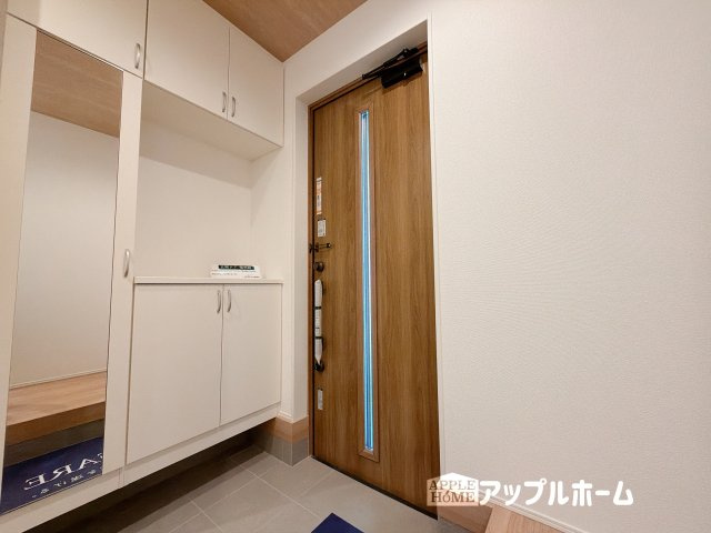 【新築住宅】羽生市中岩瀬 全3棟の玄関|明るくて清潔感溢れる玄関。便利な姿見鏡＆下駄箱収納付きです♪散らかりがちな玄関もすっきりと片付きます。