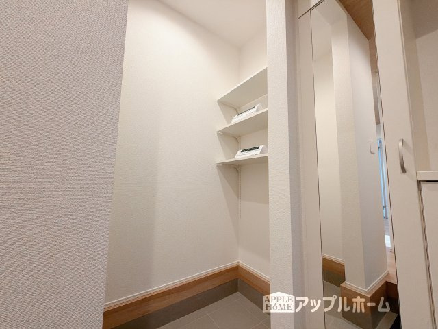 【新築住宅】羽生市中岩瀬 全3棟の収納|住まう人も来客も入った時にワクワクさせてくれるオシャレな玄関♪収納もたっぷりあるので、靴がたくさんあっても安心！