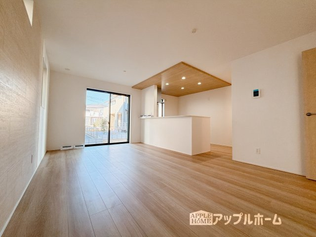 【新築住宅】羽生市中岩瀬 全3棟の居間・リビング|窓から差し込む光で家族を温かく包み込みます。明るいリビングで子育てする喜びを☆いつでも見学可能です！