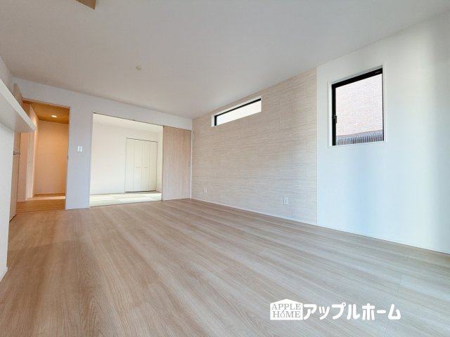 【新築住宅】羽生市中岩瀬 全3棟の居間・リビング|広々リビング×対面キッチンで家族の会話も弾みます♪家族団らんの秘訣は間取りにあり☆夢のマイホームを一緒に叶えましょう！