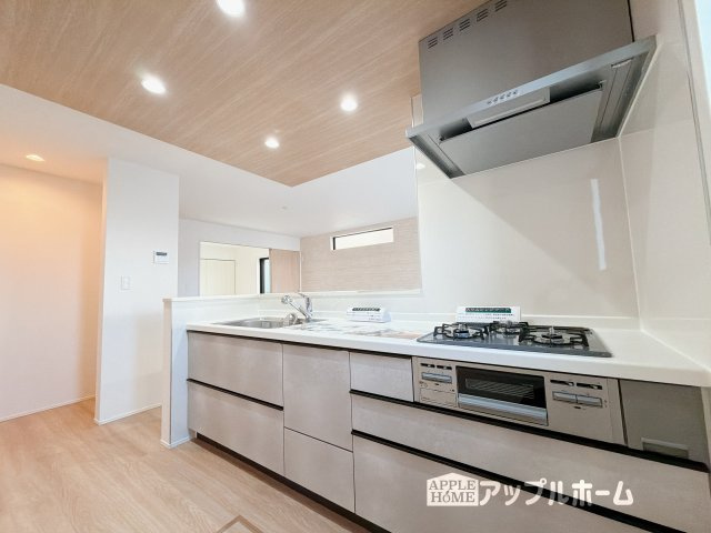【新築住宅】羽生市中岩瀬 全3棟のキッチン|見栄えもよくお手入れもスムーズに出来ます。豊富な収納力もございますので、キッチンスペースをスッキリとお使い頂けそうです。