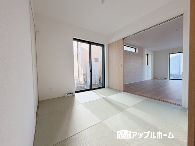 【新築住宅】羽生市中岩瀬 全3棟の和室|広々とした居住空間は日々の暮らしを彩り、心のやすらぎと満足感を与えてくれます。通風と採光を考慮した設計は子供たちはのびのび育ち、家族でくつろぎと団らんを生み出します。