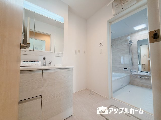 【新築住宅】羽生市中岩瀬 全3棟の独立洗面台|ゆとりの洗面スペースで朝の身支度も快適スムーズに。３面鏡で髪のセットやお化粧もストレスなくこなせ、朝から気分良く通勤通学に向かえそうですね！鏡の裏にはたっぷりと収納スペースを標準装備