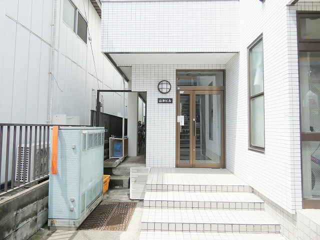 山本ビルのエントランス