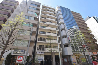 【外観】 | 青空によく映える建物です。手入れの行き届いた外壁やマンション正面エントランスなど、綺麗な姿をぜひ一度、現地にてご覧ください。～即日のご見学可能～　お問合せはお気軽にどうぞ。
