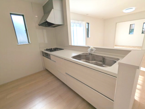 水戸市内原町984番のキッチン|キッチンスペースがゆったりしており、使い勝手のいいキッチンです♪（同施工物件）