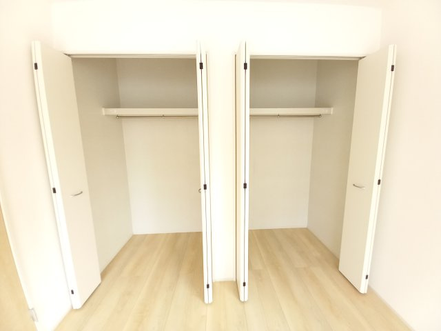 水戸市内原町984番の洋室|バルコニーに面したお部屋は照明を点ける時間が少なくて済むので省エネに繋がります。収納も豊富♪（同施工物件）