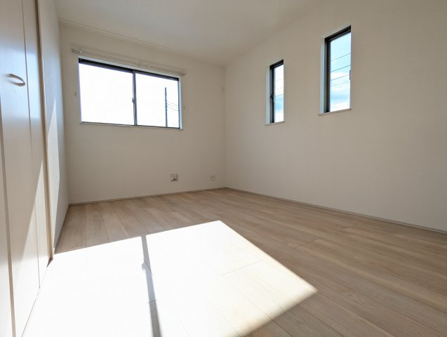 水戸市内原町984番の洋室|採光・通風が良く毎朝気持ち良く起床ができ・・日中も日差しが降り注ぐ～暖かいお部屋です。（同施工物件）