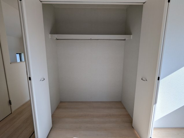 水戸市内原町984番の収納|衣類だけでなく、小物も上の棚に収納できて大変便利です！（同施工物件）