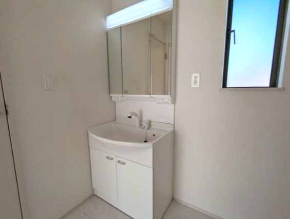 水戸市内原町984番のバルコニー|暖かな日差しのふりそそぐ広々ワイドバルコニー、たくさんの洗濯物が干せます～（同施工物件）