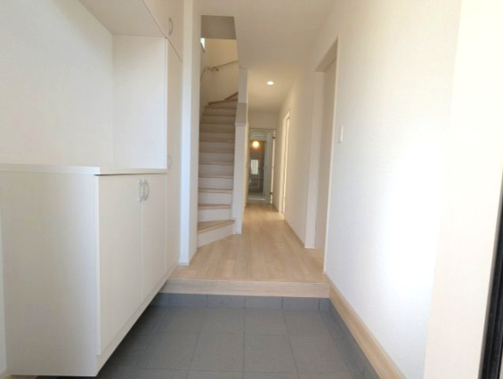 水戸市内原町984番の収納|玄関スペースもゆったりしており、シューズボックスは家族みんなの靴が収納できて、すっきりしますね！（同施工物件）