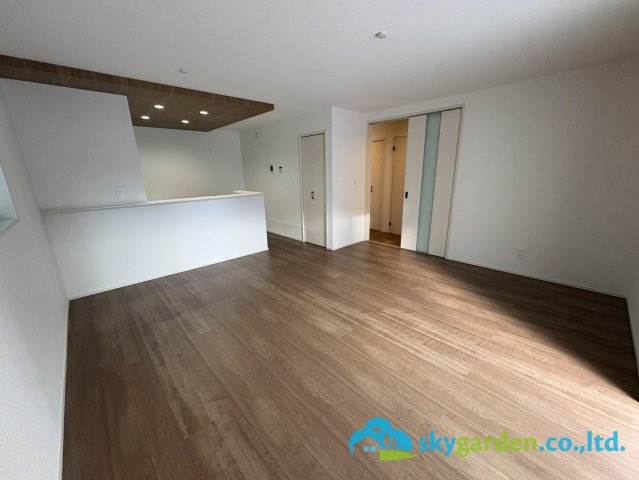 平塚市岡崎10期　新築戸建　全30棟6号棟の居間・リビング