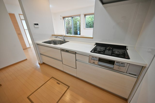 宝塚市山本丸橋3丁目中古一戸建てのキッチン|キッチン奥から撮影した写真です。キッチンからリビングダイニング全体が見渡せるので小さなお子さんがいても安心です。