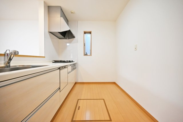 宝塚市山本丸橋3丁目中古一戸建てのキッチン|キッチンスペースは冷蔵庫や食器棚を置いても余裕の広さ。お料理中でもすれ違えます。