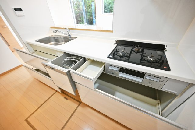 宝塚市山本丸橋3丁目中古一戸建てのキッチン|お料理を盛り付けるのに便利な広いワークトップとお鍋もスッポリ入る収納スペース。食事後の片付けも捗る食洗器付き。