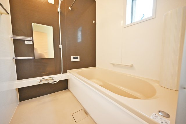 宝塚市山本丸橋3丁目中古一戸建ての浴室|一日の疲れを癒してくれるバスルームは寛ぎのバスタイムを演出してくれます。