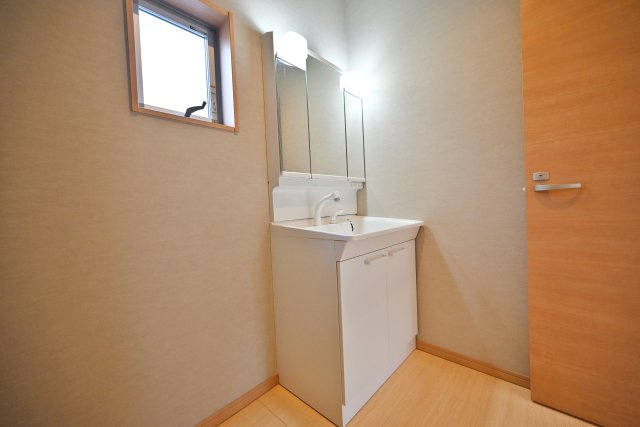 宝塚市山本丸橋3丁目中古一戸建ての独立洗面台|鏡裏の収納スペースにはスキンケア化粧品等の小物を、洗面ボウル下にはタオルや洗剤を収納できます。