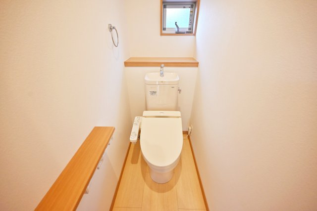 宝塚市山本丸橋3丁目中古一戸建てのトイレ|一年中快適に利用できる温水洗浄便座付き1階トイレです。