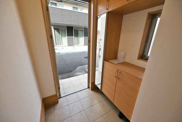 宝塚市山本丸橋3丁目中古一戸建ての玄関|玄関収納は大きな姿見付。お出かけする前の身だしなみチェックも大丈夫。