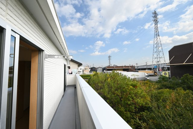 宝塚市山本丸橋3丁目中古一戸建てのバルコニー|南側に面したバルコニーは洗濯物を干すのにも最適ですね。