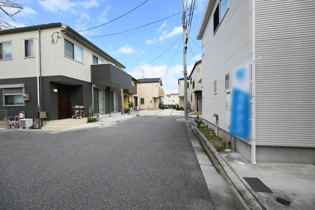 宝塚市山本丸橋3丁目中古一戸建ての前面道路含む現地写真|2025年12月撮影