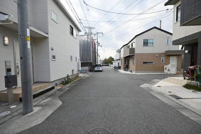 宝塚市山本丸橋3丁目中古一戸建ての前面道路含む現地写真|2025年12月撮影
