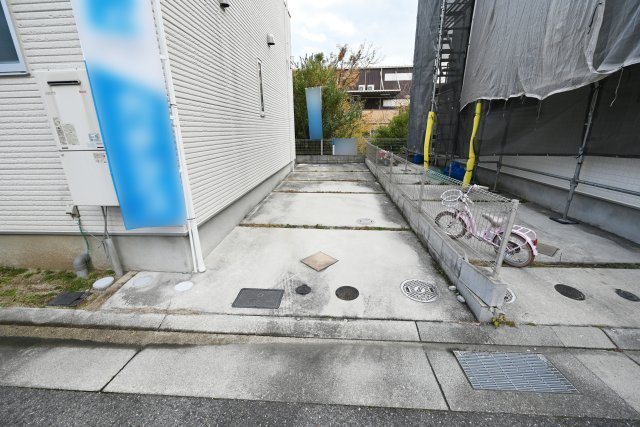 宝塚市山本丸橋3丁目中古一戸建ての駐車場|2025年12月撮影