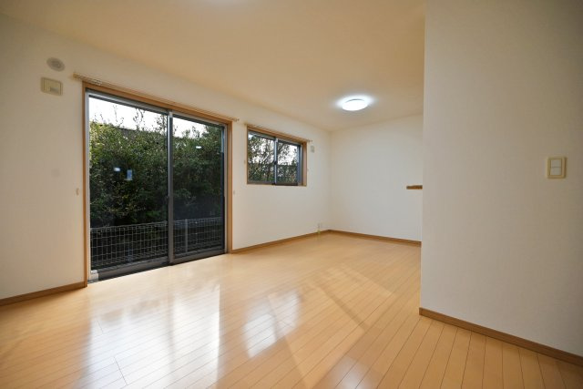 宝塚市山本丸橋3丁目中古一戸建ての居間・リビング|リビング入口から撮影した写真です。大きく開いた窓から明るい陽射しが差しこみます。