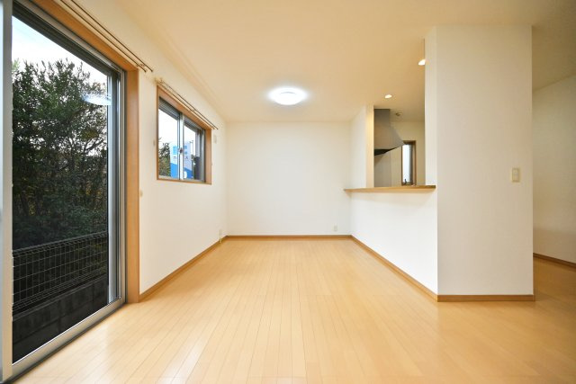 宝塚市山本丸橋3丁目中古一戸建ての居間・リビング|ダイニングの方に向けて撮影した写真です。対面式キッチン横にダイニングテーブルを設置しても余裕の広さです。