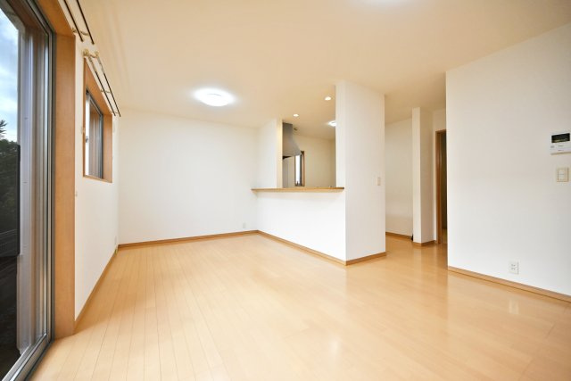 宝塚市山本丸橋3丁目中古一戸建ての居間・リビング|対面式キッチンはお料理中でも家族とのコミュニケーションをはかれるのがいいですね。