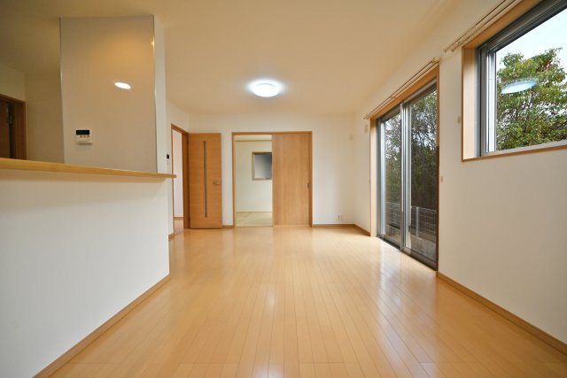 宝塚市山本丸橋3丁目中古一戸建ての居間・リビング|ダイニング側からリビングに向けて撮影した写真です。家族が自然と集まる寛ぎ空間ですね。