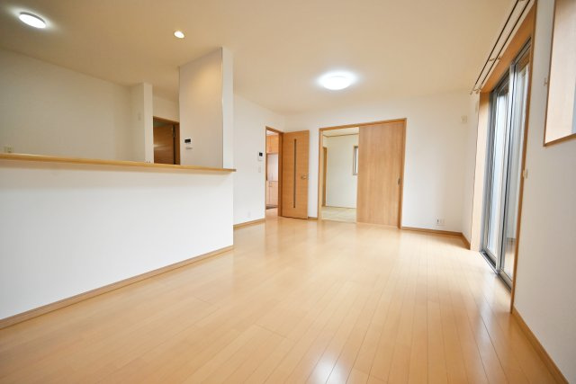 宝塚市山本丸橋3丁目中古一戸建ての居間・リビング|リビングが家具を設置しやすい形状なので、実生活をイメージしやすいのが◎