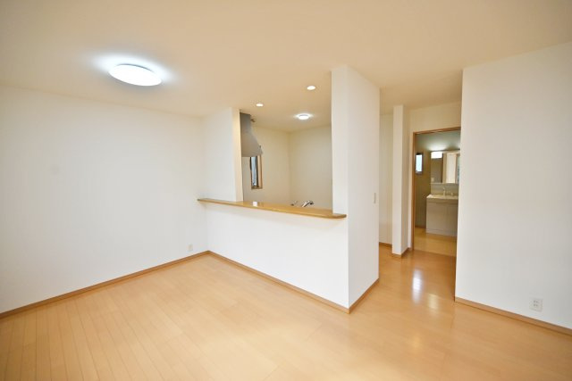 宝塚市山本丸橋3丁目中古一戸建ての居間・リビング|キッチン上部が開放されておりリビングからもお料理している様子が見えるのも◎