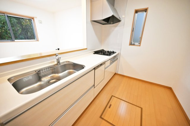 宝塚市山本丸橋3丁目中古一戸建てのキッチン|キッチン奥には小窓もあり、お料理中に煙や臭いが出ても素早く換気できるのがいいですね。