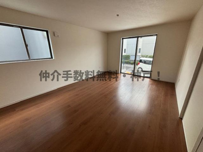 【居間・リビング】 | 神戸市西区春日台2丁目　新築戸建　仲介手数料無料！ | ゆったり過ごせるリビングです