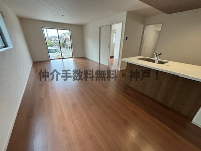 【居間・リビング】 | 神戸市西区春日台2丁目　新築戸建　仲介手数料無料！ | こちらの居間で趣味の時間をお楽しみください